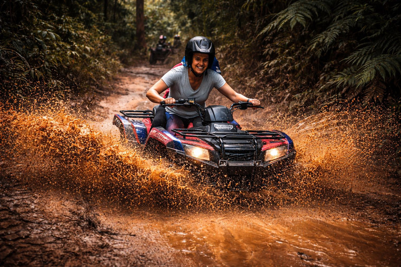 Quadriciclo atravessando poça de barro, com lama e água voando.