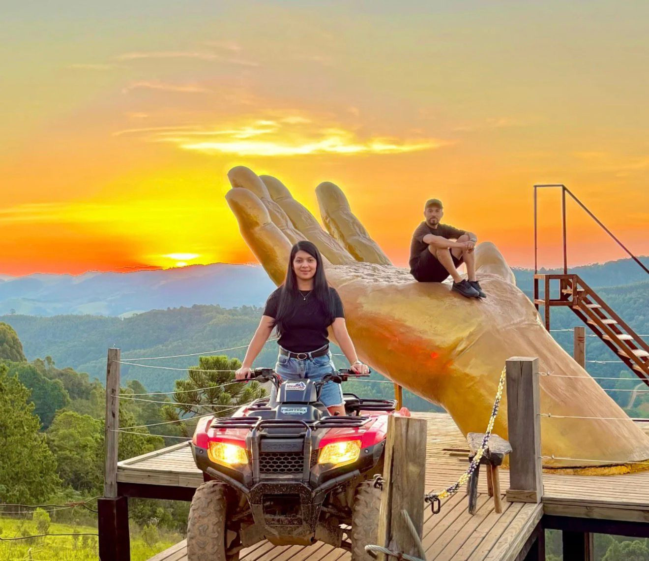 Quadriciclo no mirante da Mão de Deus, ao pôr do sol sobre a serra.