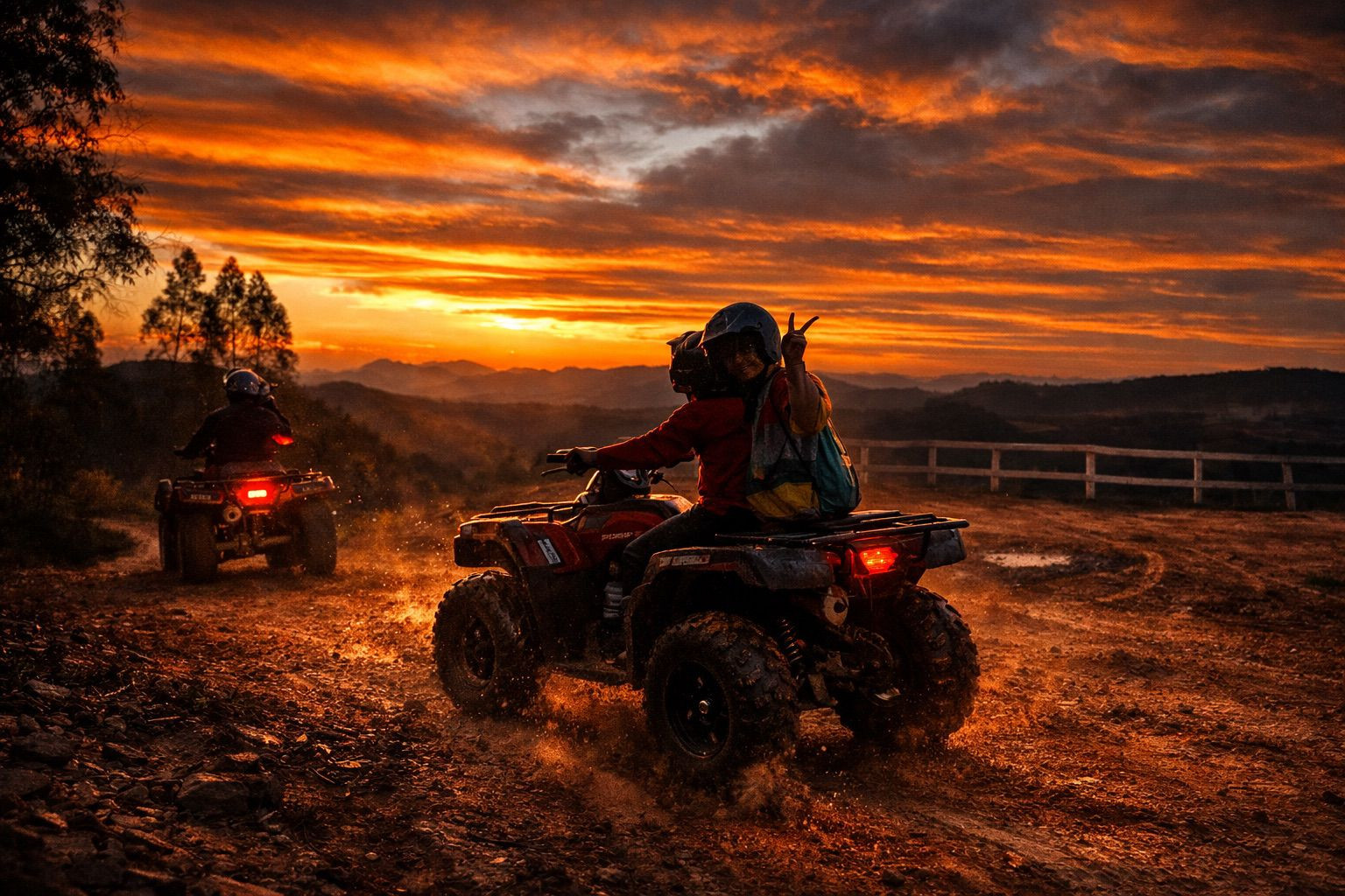 Passeio de quadriciclo da Trip Experience na serra, ao pôr do sol.